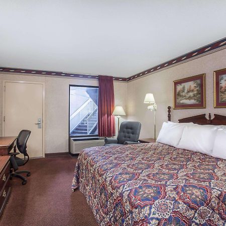 Days Inn By Wyndham Saint Pauls Екстериор снимка