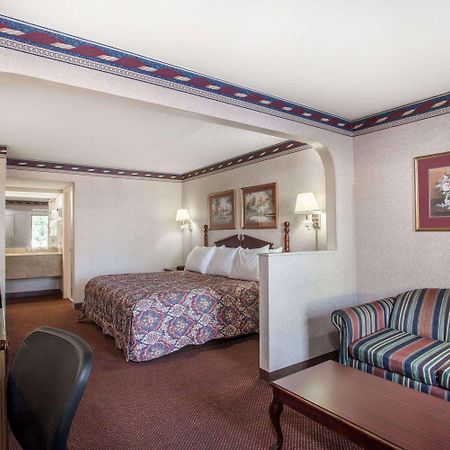 Days Inn By Wyndham Saint Pauls Стая снимка