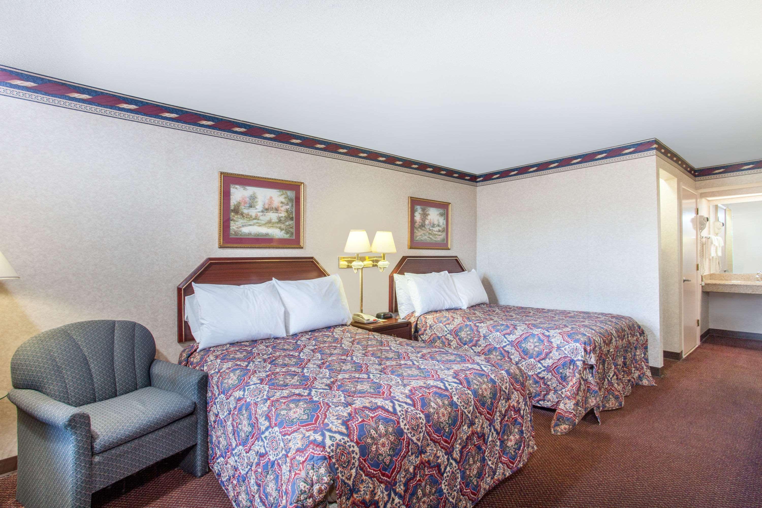 Days Inn By Wyndham Saint Pauls Екстериор снимка