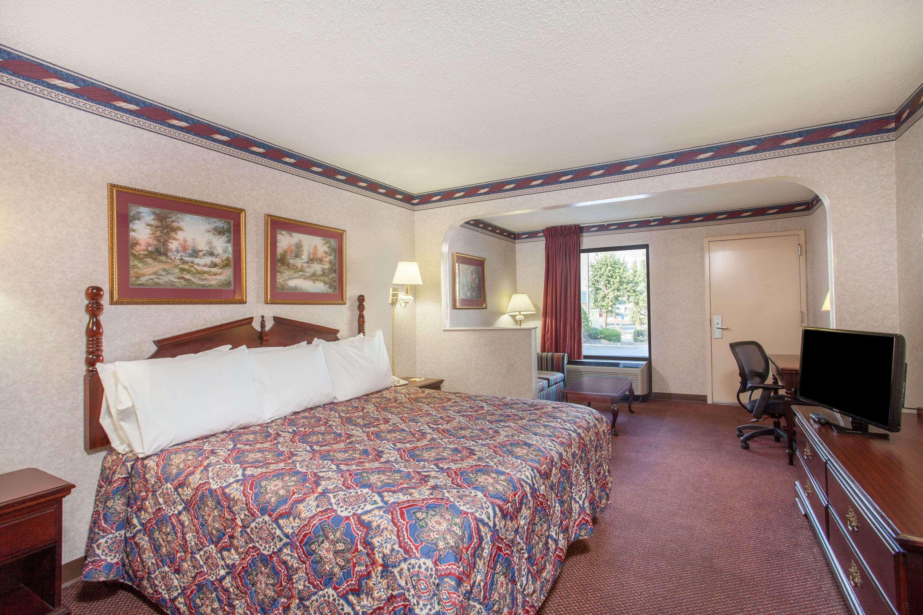 Days Inn By Wyndham Saint Pauls Екстериор снимка