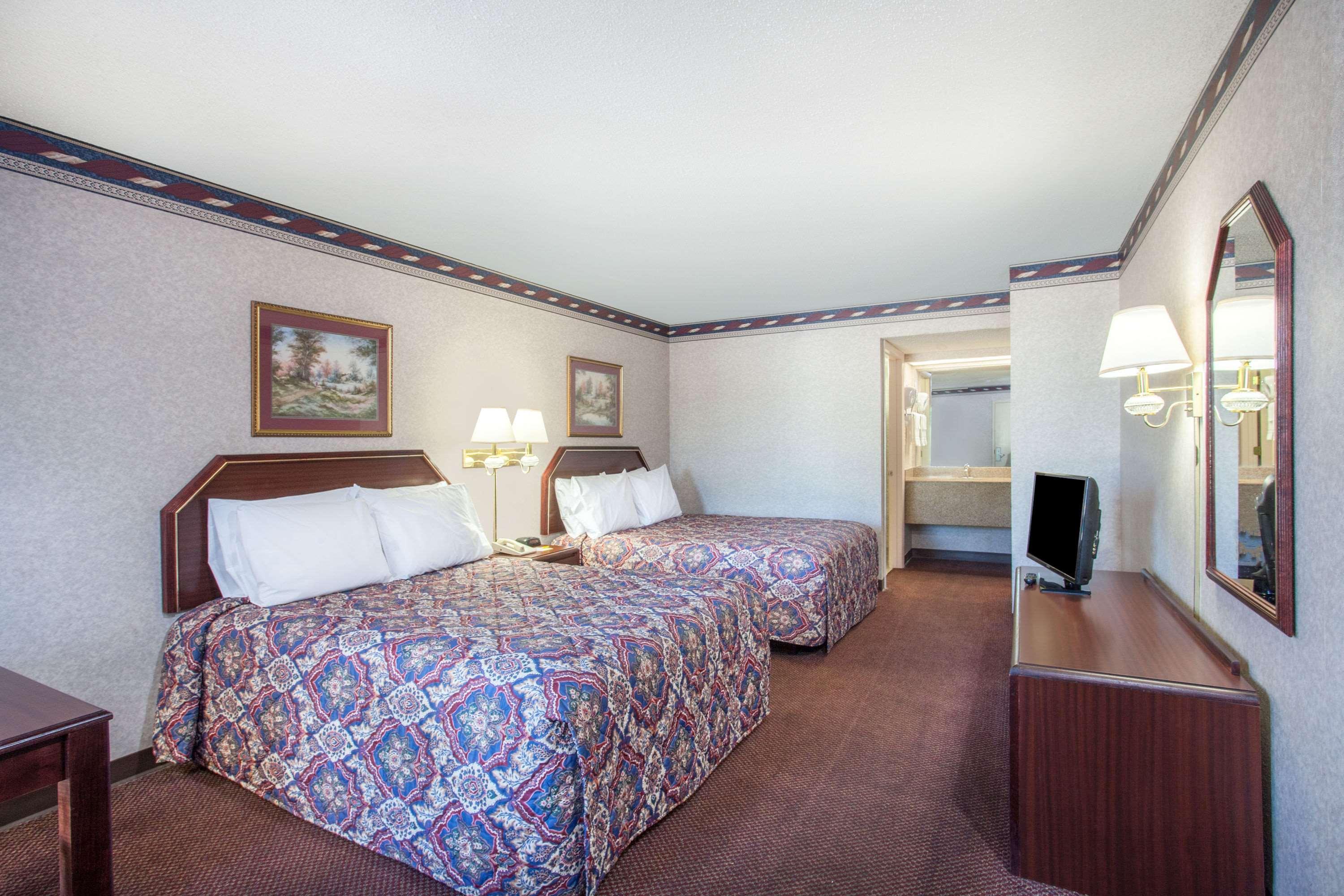 Days Inn By Wyndham Saint Pauls Екстериор снимка