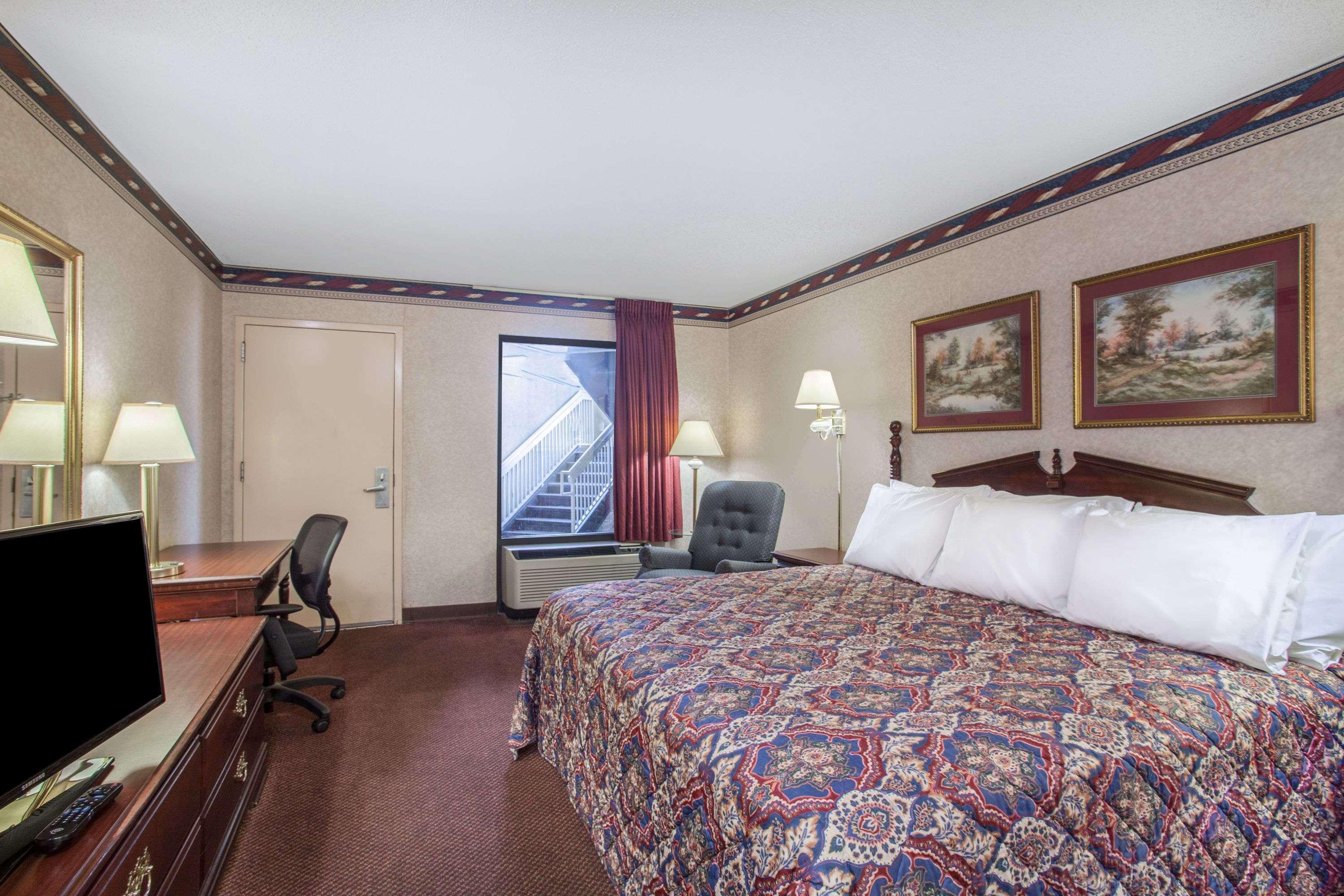 Days Inn By Wyndham Saint Pauls Екстериор снимка
