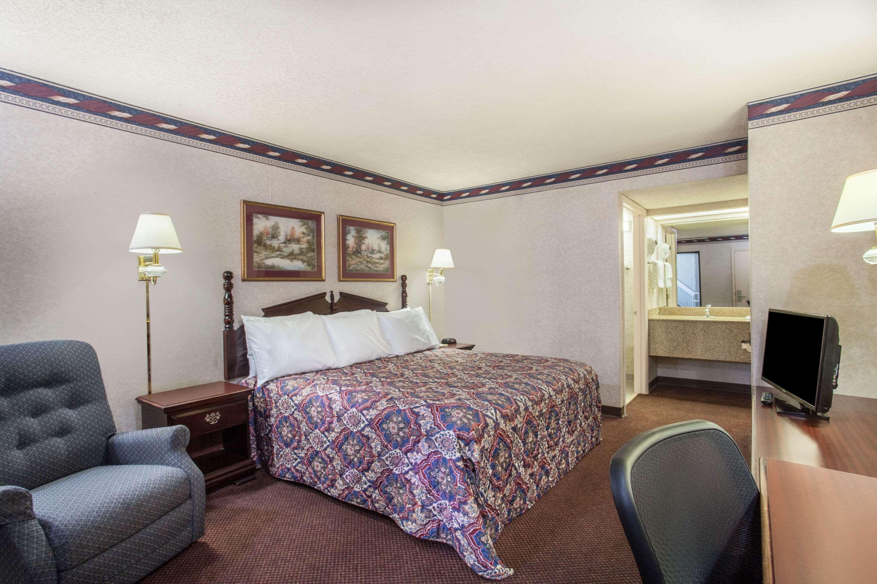 Days Inn By Wyndham Saint Pauls Екстериор снимка