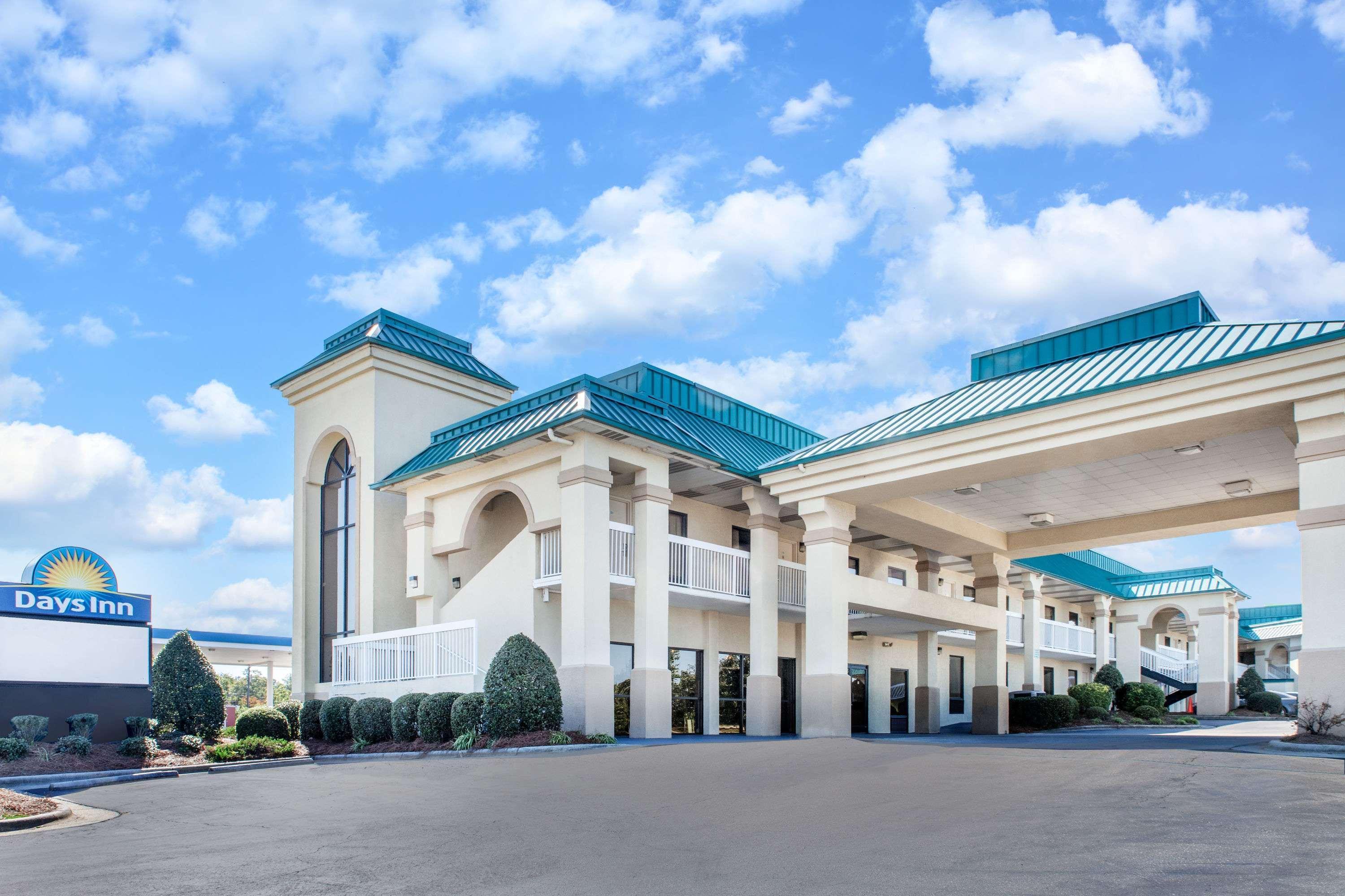 Days Inn By Wyndham Saint Pauls Екстериор снимка