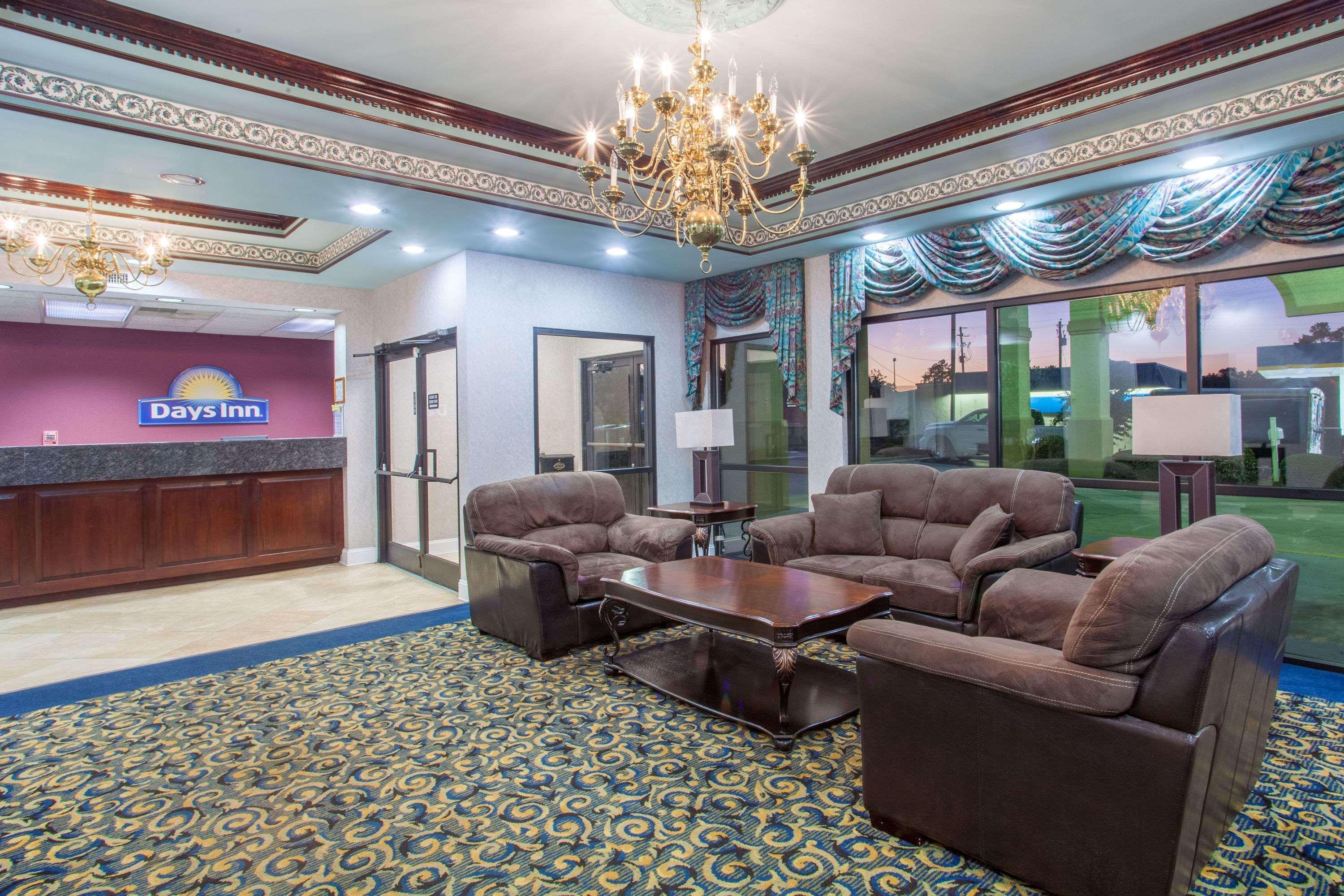 Days Inn By Wyndham Saint Pauls Екстериор снимка