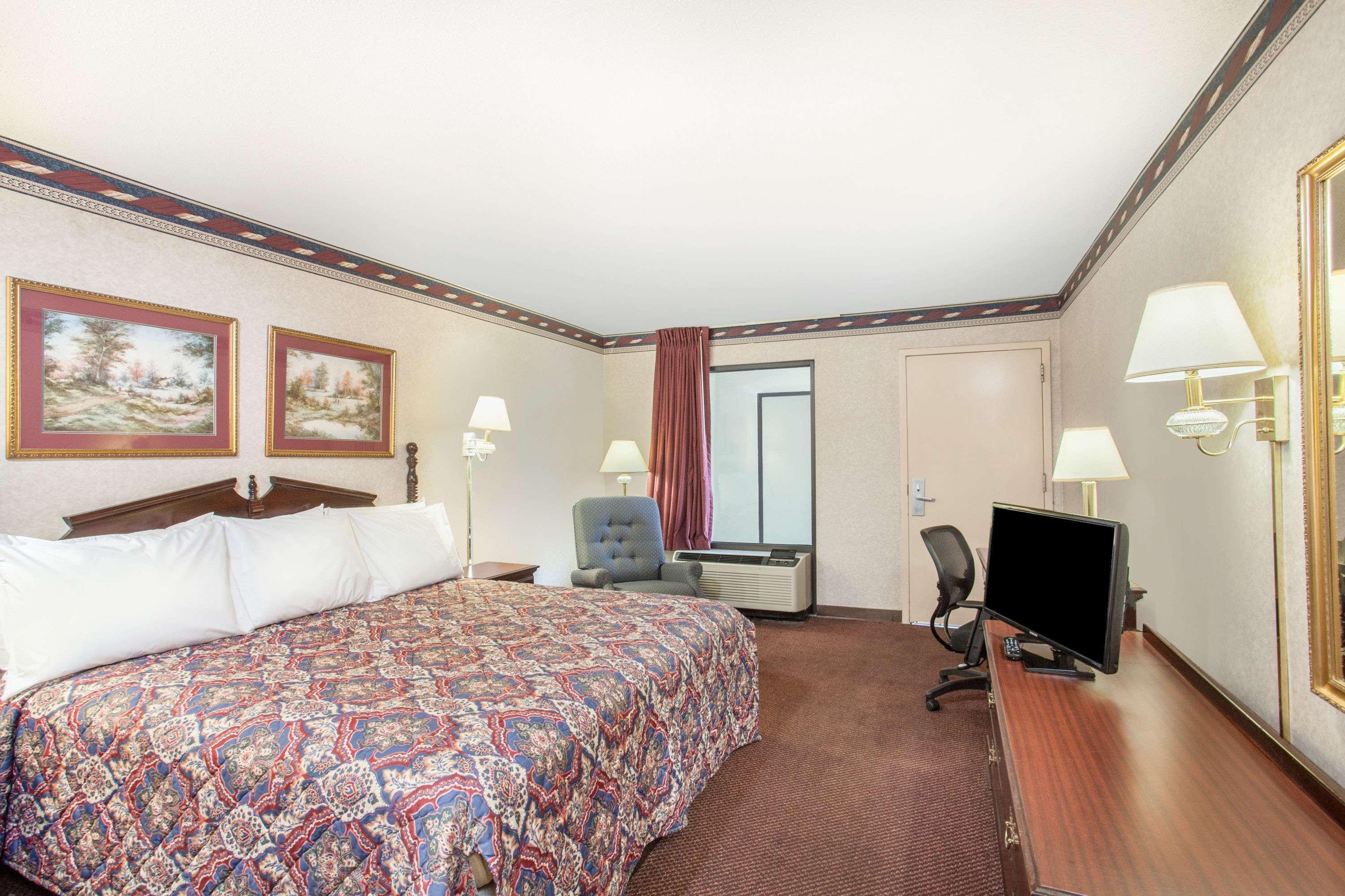 Days Inn By Wyndham Saint Pauls Екстериор снимка