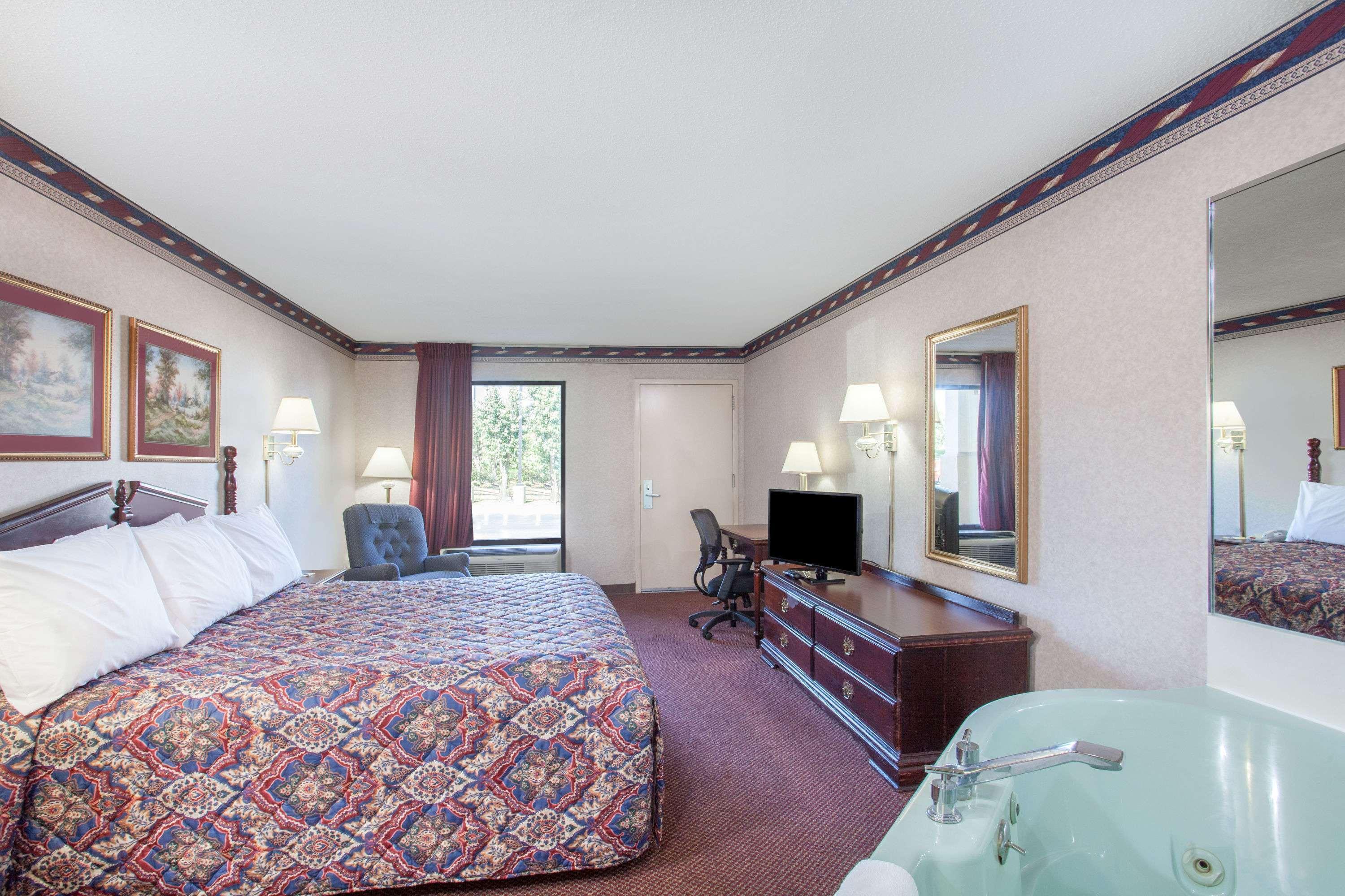 Days Inn By Wyndham Saint Pauls Екстериор снимка