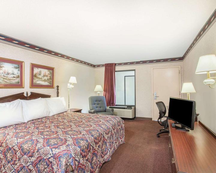 Days Inn By Wyndham Saint Pauls Екстериор снимка