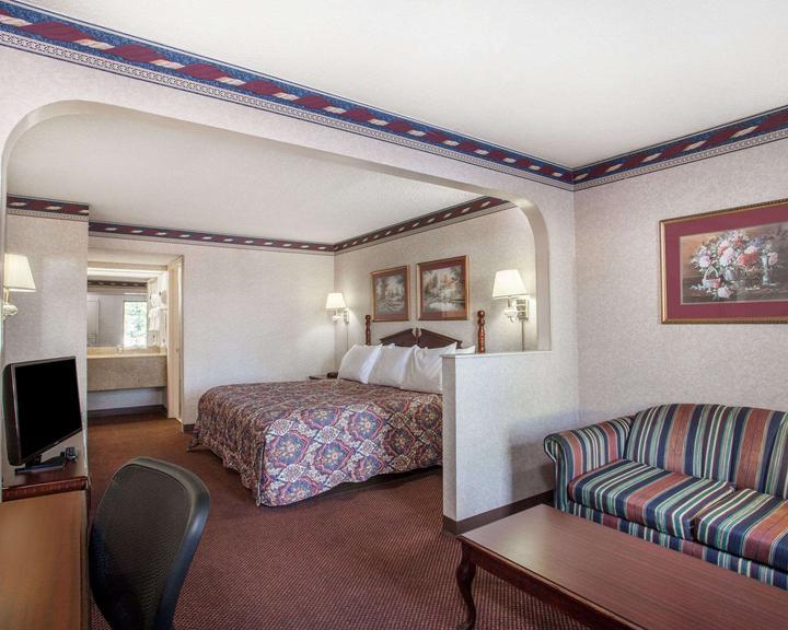 Days Inn By Wyndham Saint Pauls Екстериор снимка