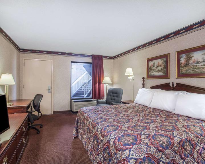 Days Inn By Wyndham Saint Pauls Екстериор снимка